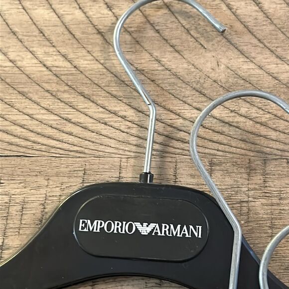 Emporio Armani Shirt 👚 & Sweater Hangars (1 w/ velvet) Set of 4 Get Organized. - Picture 6 of 15
